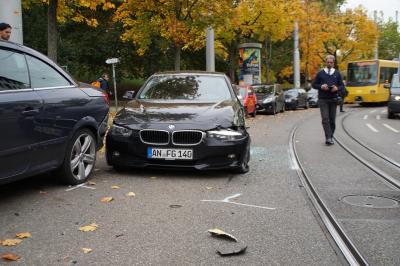 PKW uebersieht beim ausparken in der Gerokstr. Stadtbahn